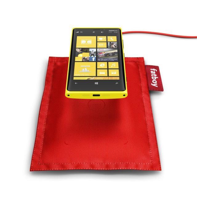 Nokia Lumia 920 mit Fatboy-Qi-Ladematte