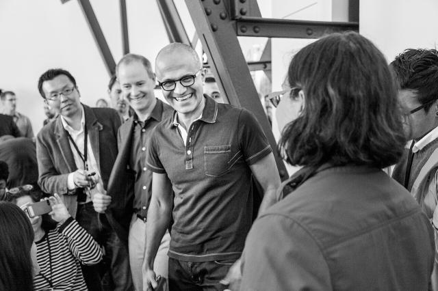 Satya Nadella mit Journalisten beim Launch von Office für das iPad