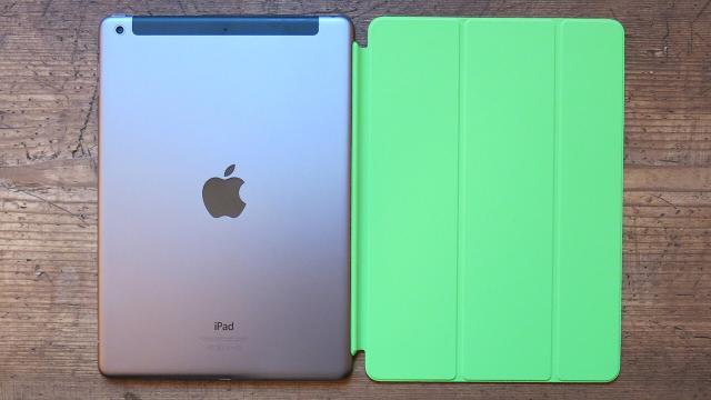 iPad Air in Spacegrau mit grünem Smart Cover