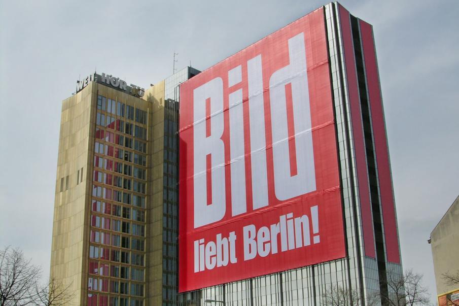 Springer-Hochhaus Berlin mit BILD-Werbung